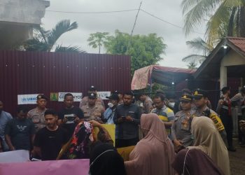 Personel gabungan Polres Lhokseumawe melakukan pengamanan pada aksi unjuk rasa di eks kantor Imigrasi Lhokseumawe