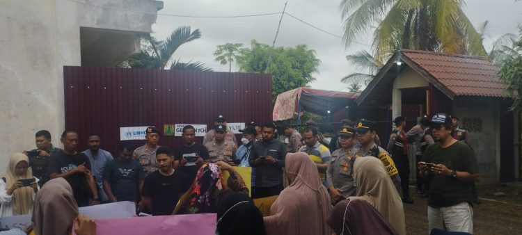 Personel gabungan Polres Lhokseumawe melakukan pengamanan pada aksi unjuk rasa di eks kantor Imigrasi Lhokseumawe