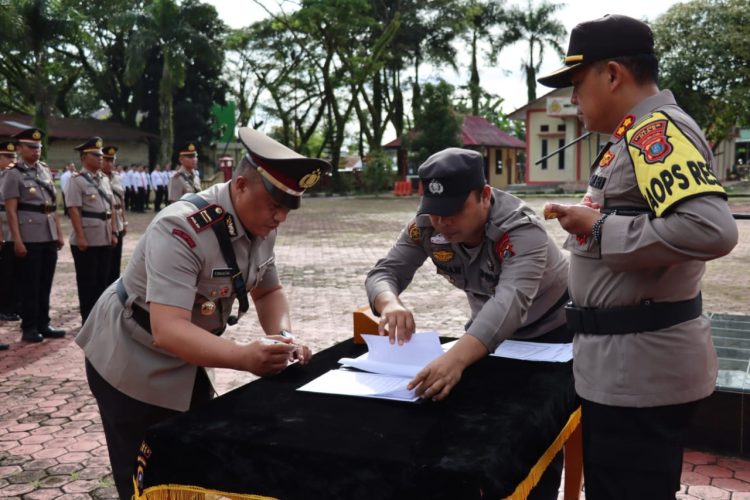 Kapolres Nias AKBP Luthfi, S.I.K. memimpin Upacara Serah Terima Jabatan Waka Polres Nias, Para Kabag, Kasat dan Kapolsek