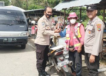 Sat Binmas Polresta Pangkalpinang melalui unit Bintibsos dipimpin KBO Binmas IPDA Ida Artha S.H bersama personelnya melaksanakan sambang, pengecekan Id Card, seragam parkir dan penyerahan sarana kontak di pasar kerabut Kota Pangkalpinang