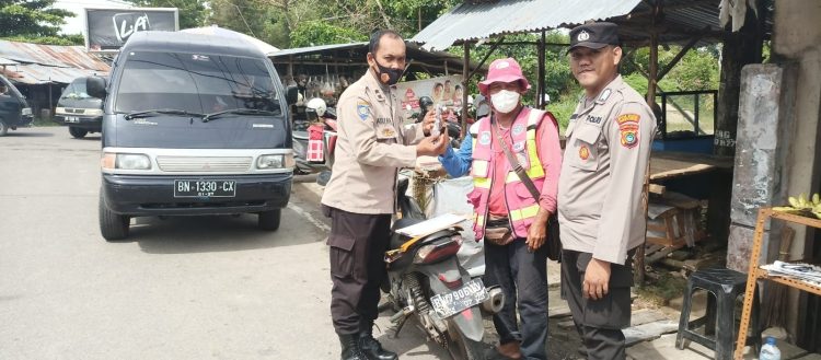 Sat Binmas Polresta Pangkalpinang melalui unit Bintibsos dipimpin KBO Binmas IPDA Ida Artha S.H bersama personelnya melaksanakan sambang, pengecekan Id Card, seragam parkir dan penyerahan sarana kontak di pasar kerabut Kota Pangkalpinang