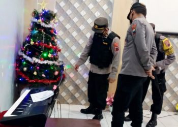 Kapolsek Kutasari Iptu Tedy Subiyarsono memimpin pengamanan kegiatan ibadah di Gereja Bethel Tabernekel (GBT) Yesus Juru Selamat, Desa Candinata