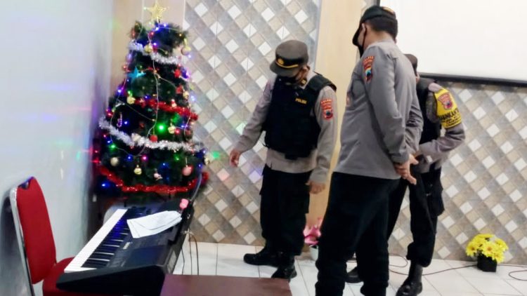 Kapolsek Kutasari Iptu Tedy Subiyarsono memimpin pengamanan kegiatan ibadah di Gereja Bethel Tabernekel (GBT) Yesus Juru Selamat, Desa Candinata