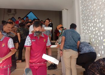 Direktorat Rekrimsus Polda Kaltim melaksanakan program Jumat berbagi dengan cara membagikan nasi kotak kepada para jamaah dan pengurus Masjid Al-Ikhlas Polda Kaltim