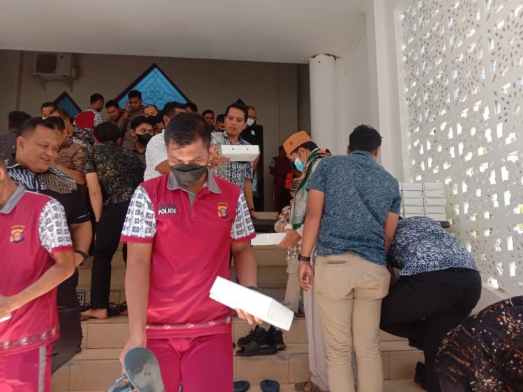 Direktorat Rekrimsus Polda Kaltim melaksanakan program Jumat berbagi dengan cara membagikan nasi kotak kepada para jamaah dan pengurus Masjid Al-Ikhlas Polda Kaltim