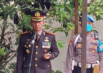 Kapolres Metro Jakarta Timur Kombes Pol. Budi Sartono, SIK, M.Si, M.Han dalam kesempatan tersebut memimpin penghormatan terakhir untuk almarhum