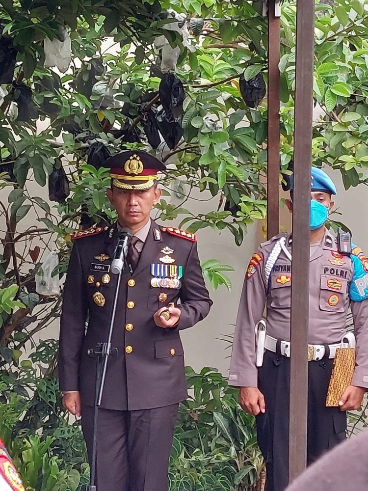 Kapolres Metro Jakarta Timur Kombes Pol. Budi Sartono, SIK, M.Si, M.Han dalam kesempatan tersebut memimpin penghormatan terakhir untuk almarhum
