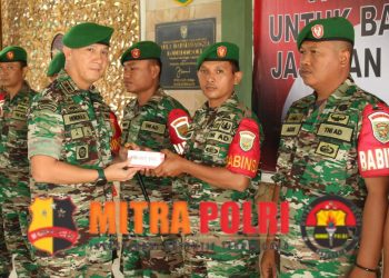 Komandan Kodim 0402/OKI Letkol Inf Hendra Saputra, S.Sos.,M.M.,M.I.Pol secara Simbolis menyerahkan Vitamin HB-VIT 500 Kepada Babinsa Jajaran Kodim 0402/OKI