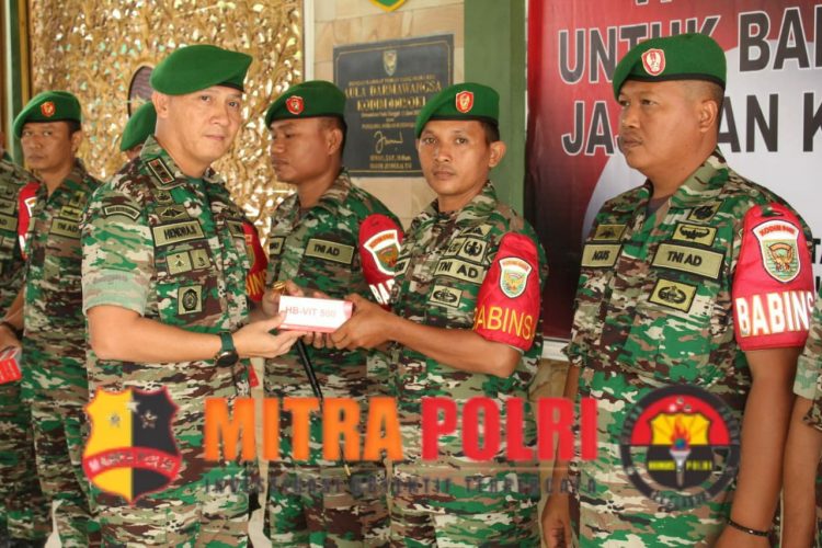 Komandan Kodim 0402/OKI Letkol Inf Hendra Saputra, S.Sos.,M.M.,M.I.Pol secara Simbolis menyerahkan Vitamin HB-VIT 500 Kepada Babinsa Jajaran Kodim 0402/OKI