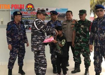 Satpolairud Polrestabes Palembang bersama dengan Binpotmar 1 Ilir TNI AL Palembang melaksanakan kegiatan Bakti sosial (baksos) pembagian beras untuk anak-anak yatim piatu