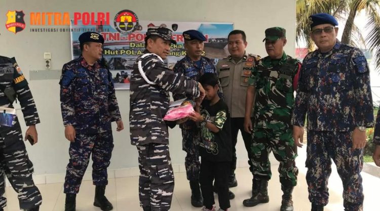 Satpolairud Polrestabes Palembang bersama dengan Binpotmar 1 Ilir TNI AL Palembang melaksanakan kegiatan Bakti sosial (baksos) pembagian beras untuk anak-anak yatim piatu