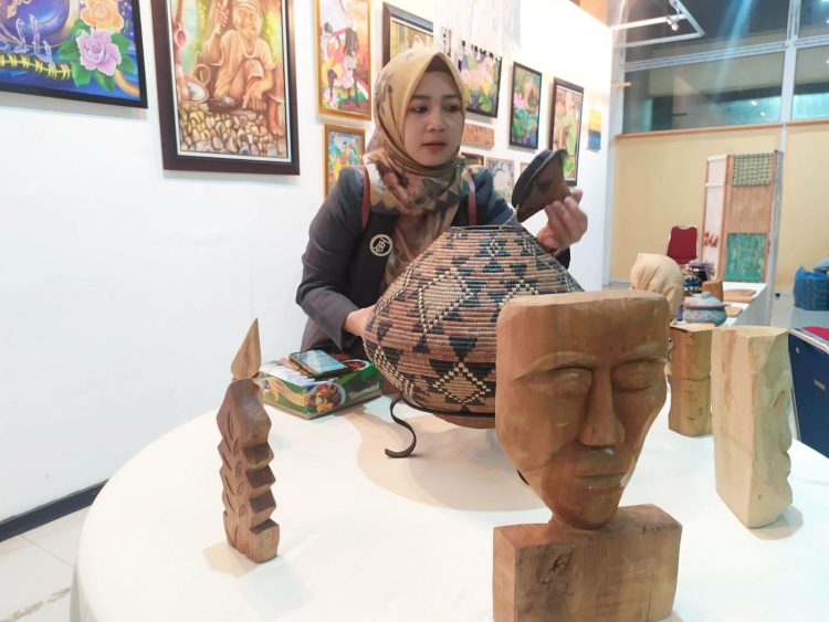 Pameran Seni Kriya yang diselenggarakan Dinas kebudayaan dan pariwisata (Disbudpar) Aceh melalui UPTD Taman Seni dan Budaya Aceh