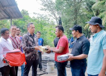 Pj Wali Kota Sabang menyalurkan bantuan tanggap bencana berupa sembako dan perlengkapan sehari-hari lainnya kepada warga korban kebakaran