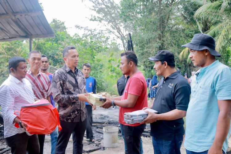 Pj Wali Kota Sabang menyalurkan bantuan tanggap bencana berupa sembako dan perlengkapan sehari-hari lainnya kepada warga korban kebakaran