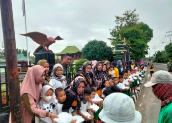 Puluhan nasi kotak dibagikan oleh para guru serta siswa/i TK Kartika Kodim 0402 OKI kepada masyarakat
