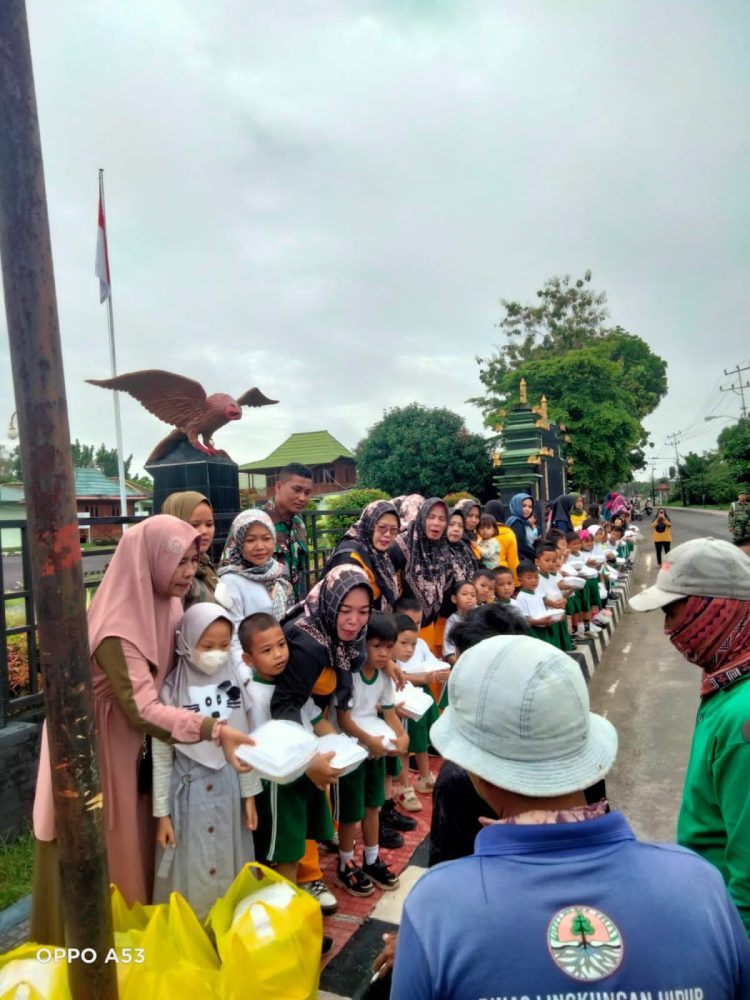 Puluhan nasi kotak dibagikan oleh para guru serta siswa/i TK Kartika Kodim 0402 OKI kepada masyarakat