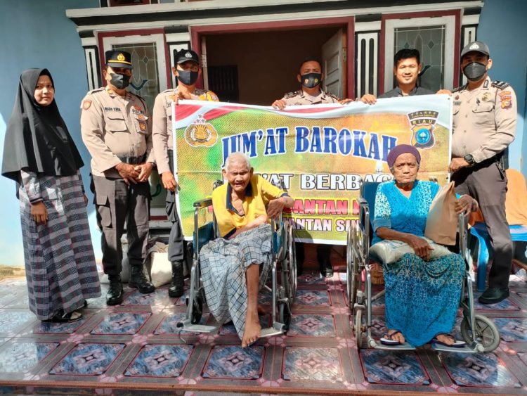 Polsek Kuantan Mudik menggelar bantuan sosial (Bansos) Jumat barokah yang diperuntukkan untuk lansia, masyarakat kurang mampu dan disabilitas di wilayah hukum Polsek Kuantan Mudik