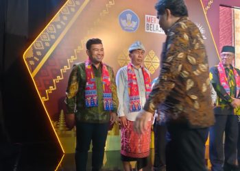 Dirjend Kebudayaan Kemendikbudristek, Hilman Farid menyerahkan langsung penghargaan tersebut kepada Kadisbudpar Aceh, Almuniza Kamal