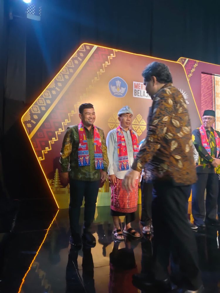 Dirjend Kebudayaan Kemendikbudristek, Hilman Farid menyerahkan langsung penghargaan tersebut kepada Kadisbudpar Aceh, Almuniza Kamal