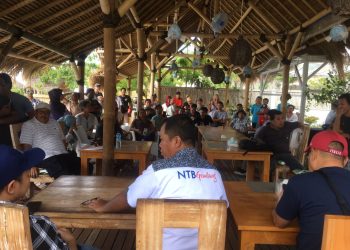 Masyarakat dan Pengusaha yang Protes Akibat Penutupan pelayanan air bersih oleh PT Gerbang NTB Emas (GNE) yang diproduksi oleh PT Berkat Air Laut (BAL)