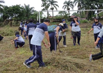 Kapolres Pematang Siantar AKBP Fernando SH S.I.K, pimpin pelaksanakan gotong royong massal di Stadion Sangnawaluh