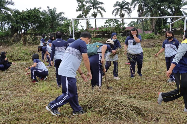 Kapolres Pematang Siantar AKBP Fernando SH S.I.K, pimpin pelaksanakan gotong royong massal di Stadion Sangnawaluh