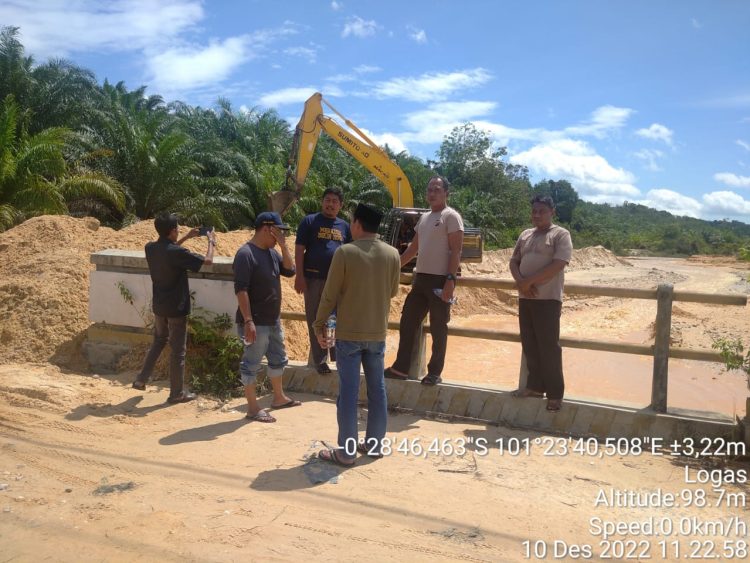 Kapolsek Singingi IPTU Riduan Butar-Butar S.H, M.H, melakukan peninjauan perbaikan jembatan Sei Rumbio dan akses jalan di Desa Logas Kecamatan Singingi