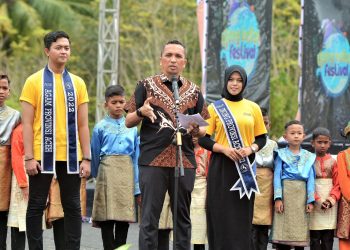 Reza Fahlevi saat membuka Ujung Barat Festival di Gampong Jaboi yang diselenggarakan Disbudpar Aceh