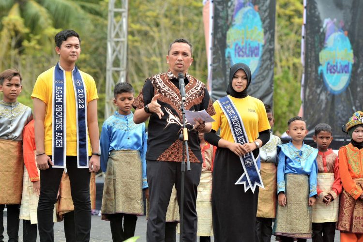 Reza Fahlevi saat membuka Ujung Barat Festival di Gampong Jaboi yang diselenggarakan Disbudpar Aceh
