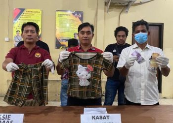 Kasat Reskrim Polresta Manado Kompol Sugeng W Santoso S.IK.,S.H didampingi Kasi Humas Polresta Manado Ipda Agus Haryono melaksanakan Press Conference terkait Kasus Perbuatan Cabul Terhadap Anak Dibawah Umur