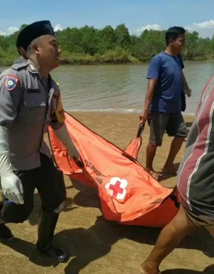 Penemuan sosok mayat laki-laki tanpa identitas dengan luka di sekitar dubur, serta kepala dibalut kain