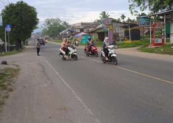 Personel Polsek Muara Batu melaksanakan strong poin atau pengaturan lalulintas di Jalan Medan - Banda Aceh