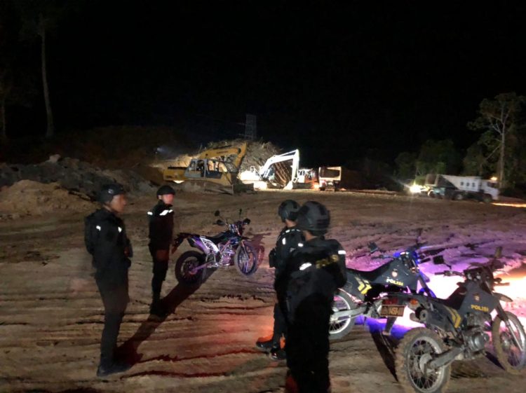 Personel Ditsamapta Polda Kaltim laksanakan patroli dan pengamanan di sekitar kawasan pos pam dermaga dan bangunan jalan Tol Pulau Balang Kel. Pantai Lango Kec. Penajam