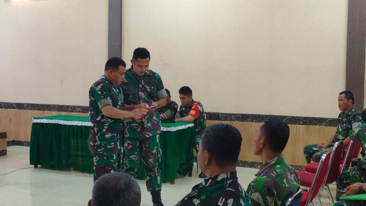 Pjs Pasipers Kodim 0103/Aut Letda Caj D Munte berikan sosialisasi aplikasi ETWPAD yang dilaksanakan di ruang Aula Saptamarga