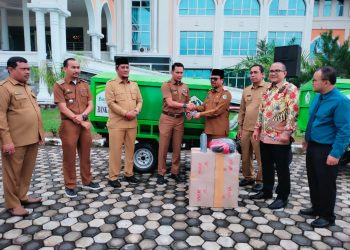 Penjabat Bupati Aceh Utara Azwardi, AP, MSi, menyerahkan 10 unit motor Viar untuk tambahan armada pengangkut sampah di kecamatan-kecamatan
