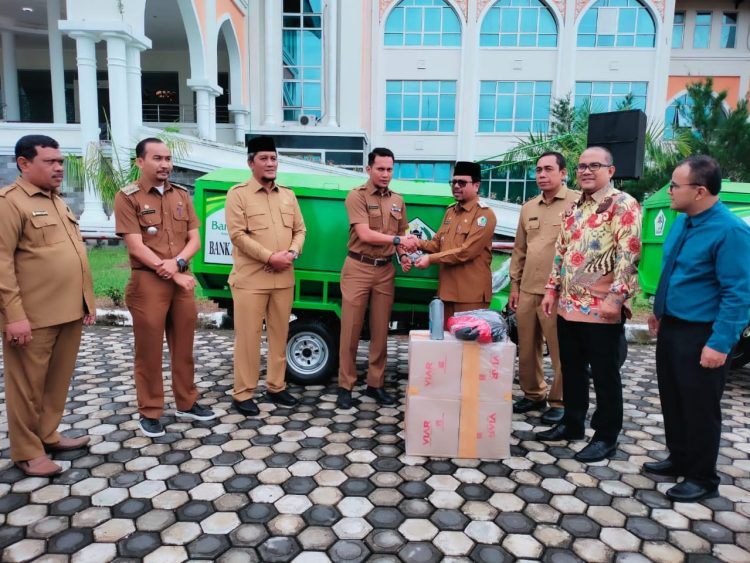 Penjabat Bupati Aceh Utara Azwardi, AP, MSi, menyerahkan 10 unit motor Viar untuk tambahan armada pengangkut sampah di kecamatan-kecamatan