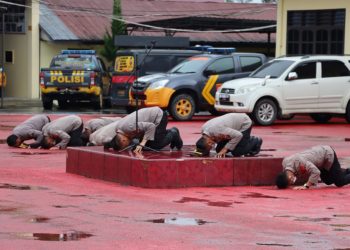 Kapolres Dairi AKBP Wahyudi Rahman SH SIK MM memimpin apel Sujud Syukur atas prestasi dan capaian kinerja Polres Dairi pada tahun 2022