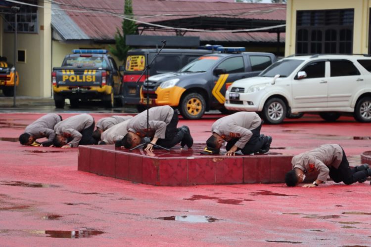 Kapolres Dairi AKBP Wahyudi Rahman SH SIK MM memimpin apel Sujud Syukur atas prestasi dan capaian kinerja Polres Dairi pada tahun 2022