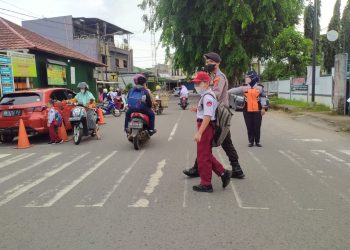 Kegiatan Strong Point pagi dengan melakukan penjagaan dan pengaturan lalu lintas di seluruh titik rawan kecelakaan, rawan kemacetan, pusat keramaian serta lokasi persekolahan