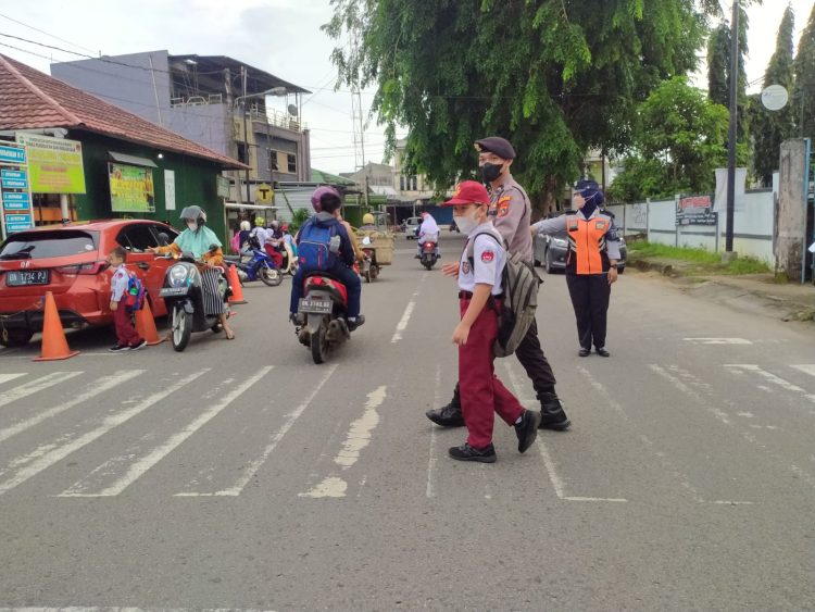 Kegiatan Strong Point pagi dengan melakukan penjagaan dan pengaturan lalu lintas di seluruh titik rawan kecelakaan, rawan kemacetan, pusat keramaian serta lokasi persekolahan