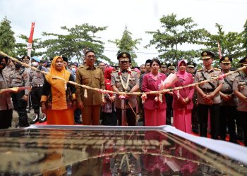POTONG PITA: Kapolda Sumut, Irjen Pol RZ Panca Putra Simanjuntak potong pita sebagai tanda
diresmikannya Mapolres Labuhan Batu Selatan
Senin (12/12/22).(Foto Dok/ Polda Sumut)