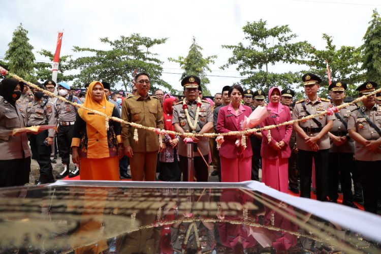 POTONG PITA: Kapolda Sumut, Irjen Pol RZ Panca Putra Simanjuntak potong pita sebagai tanda
diresmikannya Mapolres Labuhan Batu Selatan
Senin (12/12/22).(Foto Dok/ Polda Sumut)