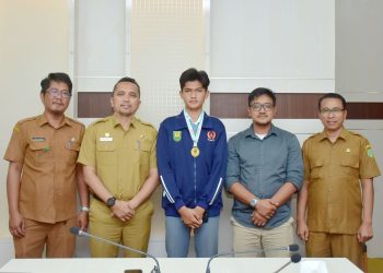 Audiensi Ketua Harian Pengurus Taekwondo Kota Sabang, Ahmad Harmadi dan Yogi Wanda Putra, atlet taekwondo, di Ruang Kerja Wali Kota Sabang