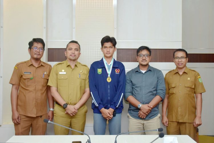 Audiensi Ketua Harian Pengurus Taekwondo Kota Sabang, Ahmad Harmadi dan Yogi Wanda Putra, atlet taekwondo, di Ruang Kerja Wali Kota Sabang