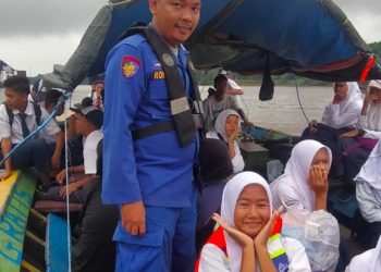 Dit Polairud Polda Sumsel membantu penyeberangan siswa secara gratis di perairan lematang