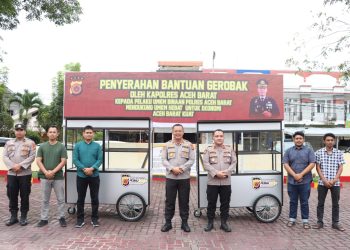 Penyerahaan Bantuan Gerobak oleh Kapolres Aceh Barat AKBP Pandji Santoso, S.I.K, M.Si kepada pelaku UMKM Binaan Polres Aceh Barat