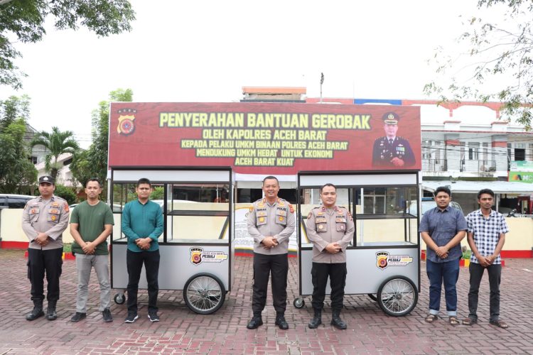 Penyerahaan Bantuan Gerobak oleh Kapolres Aceh Barat AKBP Pandji Santoso, S.I.K, M.Si kepada pelaku UMKM Binaan Polres Aceh Barat