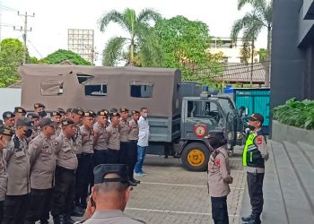 Polsek Ilir Timur 2 bersama Polrestabes Palembang melaksanakan pengamanan unjuk rasa dari Gerak Pemuda Berdikari di Gold Dragon