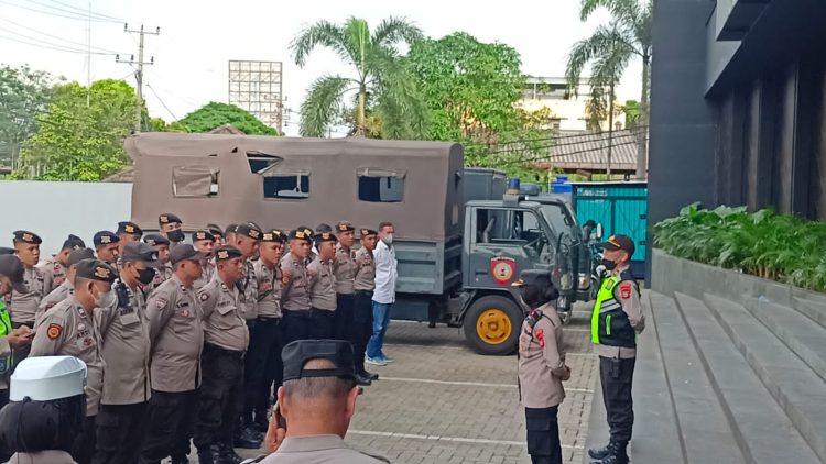 Polsek Ilir Timur 2 bersama Polrestabes Palembang melaksanakan pengamanan unjuk rasa dari Gerak Pemuda Berdikari di Gold Dragon