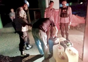 Satgas operasi Penyakit Masyarakat (Pekat) Turangga Polres Belu, berhasil mengamankan ratusan liter Minuman Keras (Miras) tradisional saat menggelar operasi di Pasar Lolowa, Kelurahan Lidak, Kecamatan Atambua Selatan
